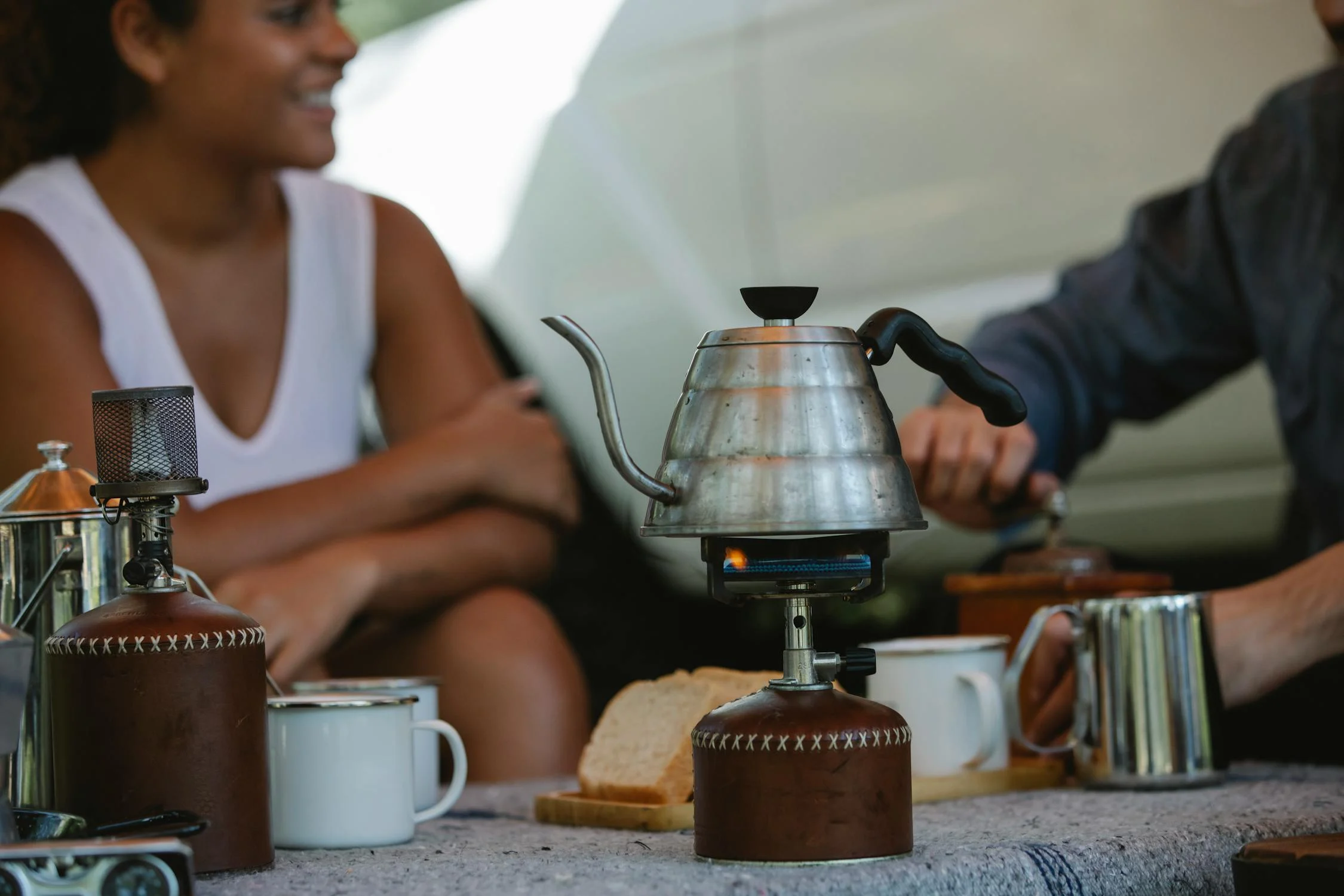 Estufa de camping sobre una mesa