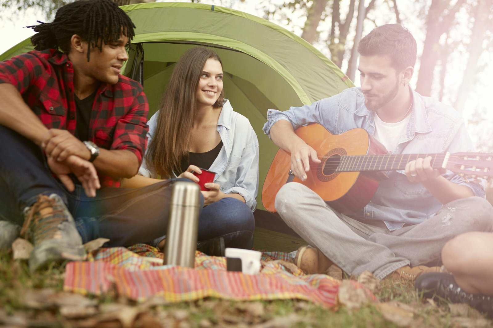 Grupo de amigos acampando